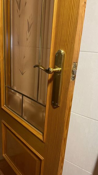 Puerta de madera con cristal