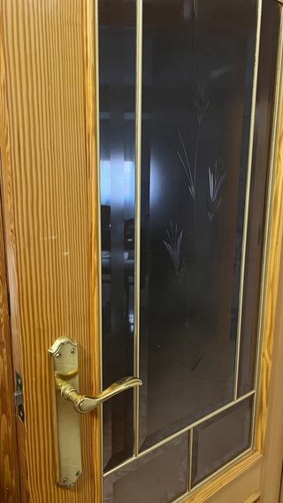 Puerta de madera con cristal
