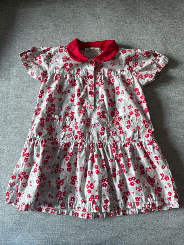 Vestido de bebé floral vermelho e branco