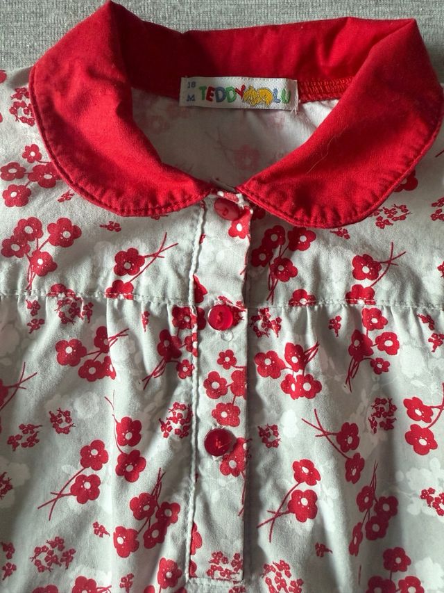 Vestido de bebé floral vermelho e branco