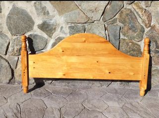 Cabecero de madera con diseño tallado