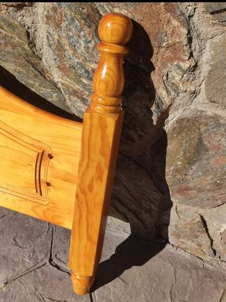 Cabecero de madera con diseño tallado
