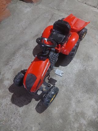 Tractor de pedales para niños rojo