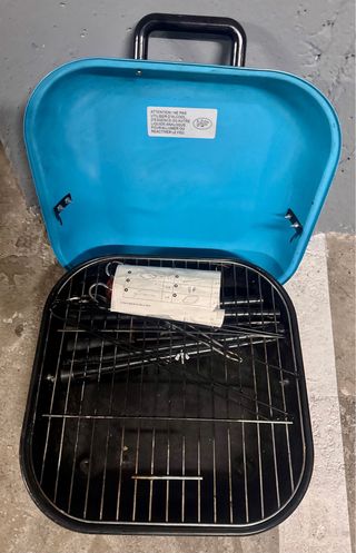 Pequeña barbacoa portátil azul y negra