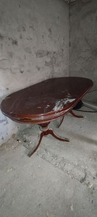 Mesa de comedor ovalada de madera