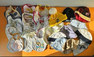 Set cappellini e bavaglini bimbo