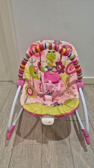 Silla mecedora para bebé con diseño