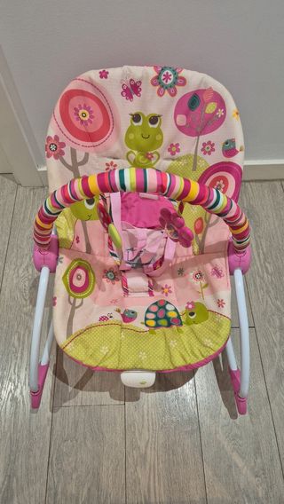 Silla mecedora para bebé con diseño