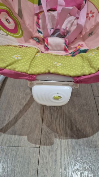 Silla mecedora para bebé con diseño