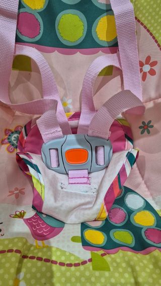 Silla mecedora para bebé con diseño