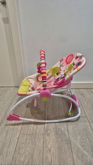 Silla mecedora para bebé con diseño