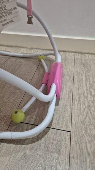 Silla mecedora para bebé con diseño