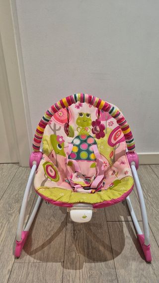 Silla mecedora para bebé con diseño