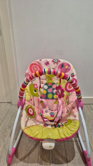 Silla mecedora para bebé con diseño