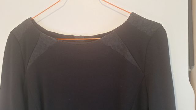 Vestido negro entallado