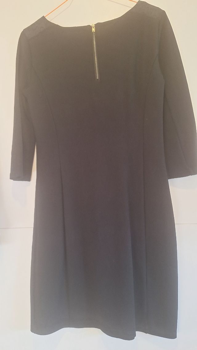 Vestido negro entallado