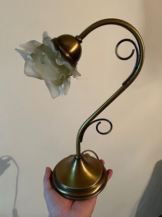 Lámpara de mesa estilo flor dorada