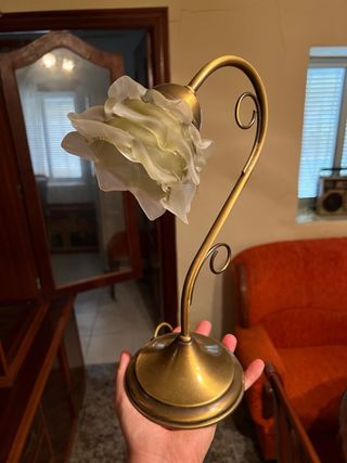 Lámpara de mesa estilo flor dorada