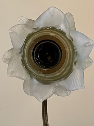 Lámpara de mesa estilo flor dorada