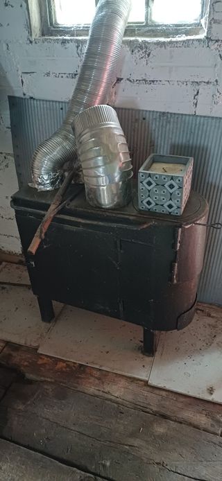 Estufa de leña metálica negra