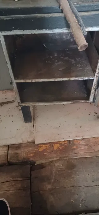 Estufa de leña metálica negra