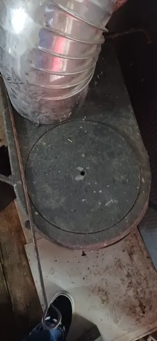 Estufa de leña metálica negra