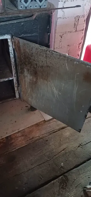 Estufa de leña metálica negra