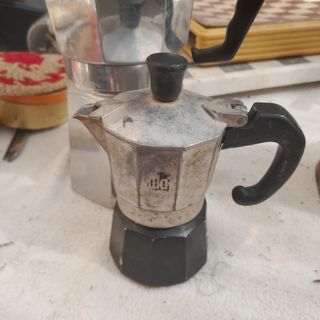 Tre caffettiere in metallo