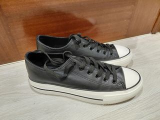 Zapatillas  Negras estilo converse