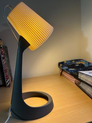 Lámpara de mesa gris y blanca