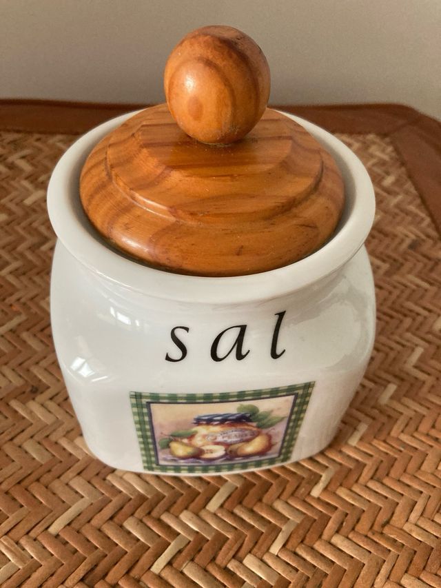 Salero grande de cerámica con tapa de madera.