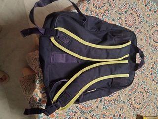 Mochila azul y amarilla