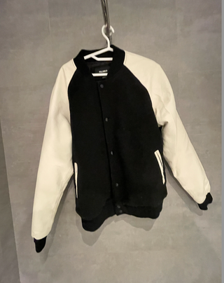 Chamarra Universitaria Pull&Bear Negra/Blanca