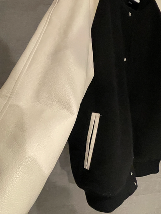 Chamarra Universitaria Pull&Bear Negra/Blanca