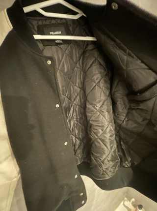 Chamarra Universitaria Pull&Bear Negra/Blanca