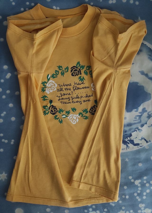 T-shirt amarela com flores