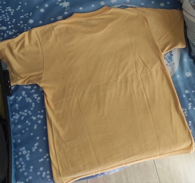 T-shirt amarela com flores