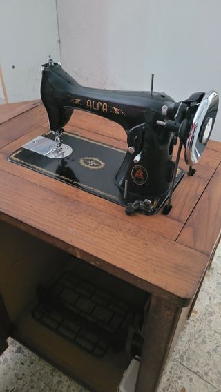 Máquina de coser antigua Alfa