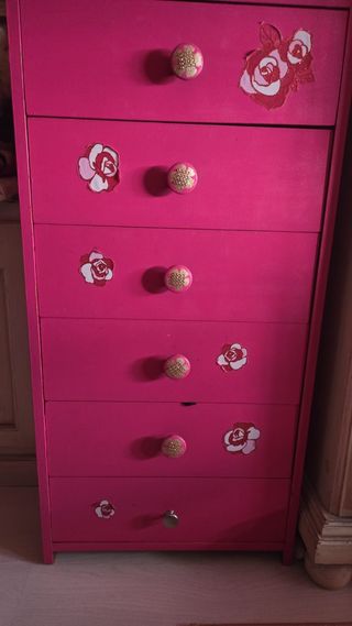 Cajonera rosa con adornos florales dorados