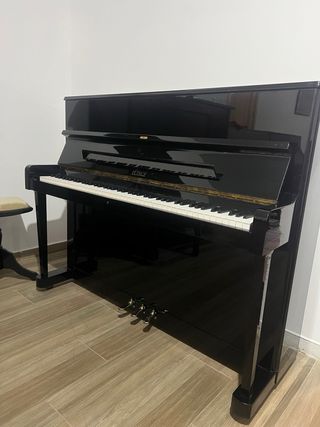 Piano Petrof