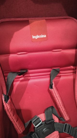 Carrito de bebé color rojo Inglesina.