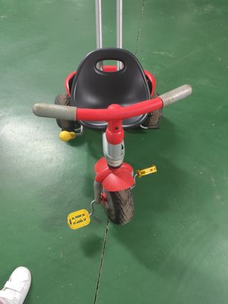 Triciclo infantil rojo y negro