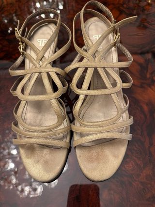 Sandalias de vestir doradas de piel