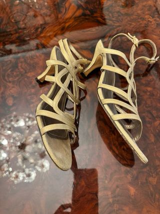 Sandalias de vestir doradas de piel