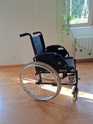 Silla de ruedas ligera y cómoda 