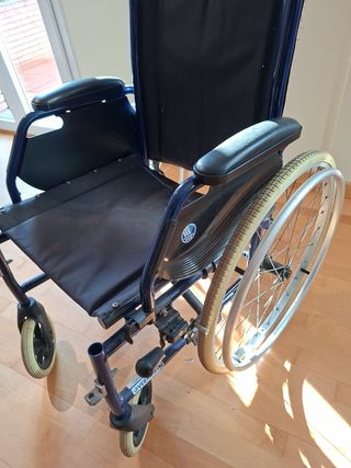 Silla de ruedas ligera y cómoda 