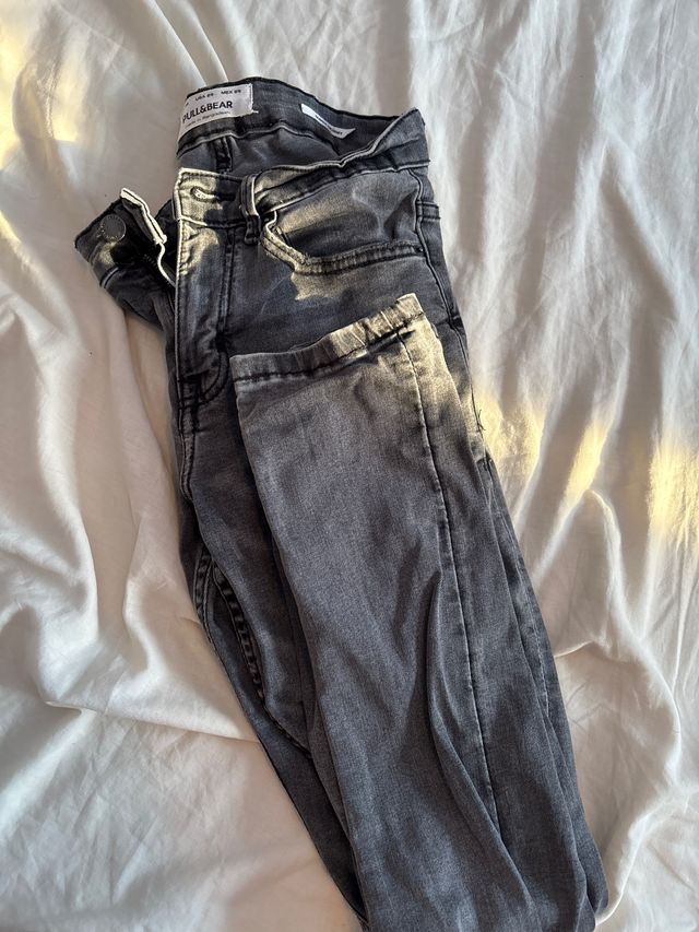 Vaqueros Pull&Bear grises