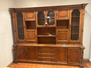 Mueble de salón de madera y cristal