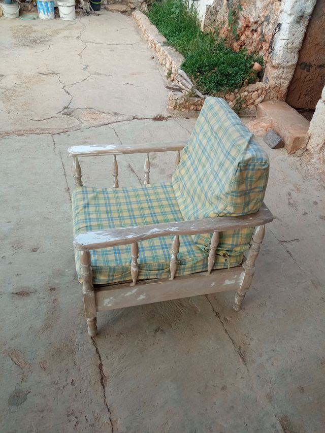 Butaca de madera para restaurar