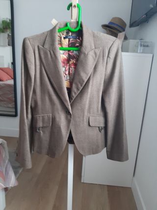 Traje marrón corte fiel talla 44